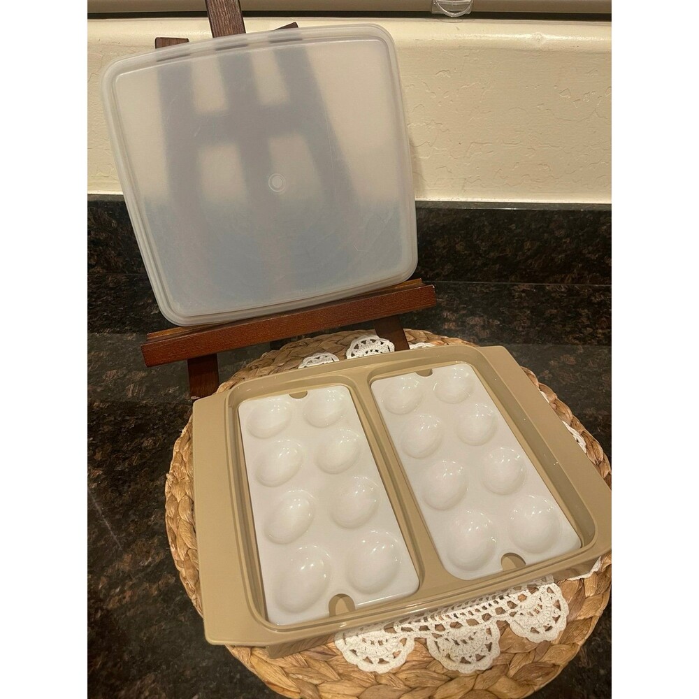 Vtg 70’s Tupperware Deviled Egg Tray Keeper/Carrier